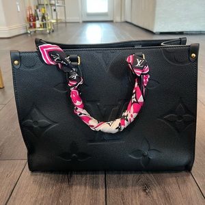 LOUIS VUITTON on the go tote monogrammed black MM scarf included